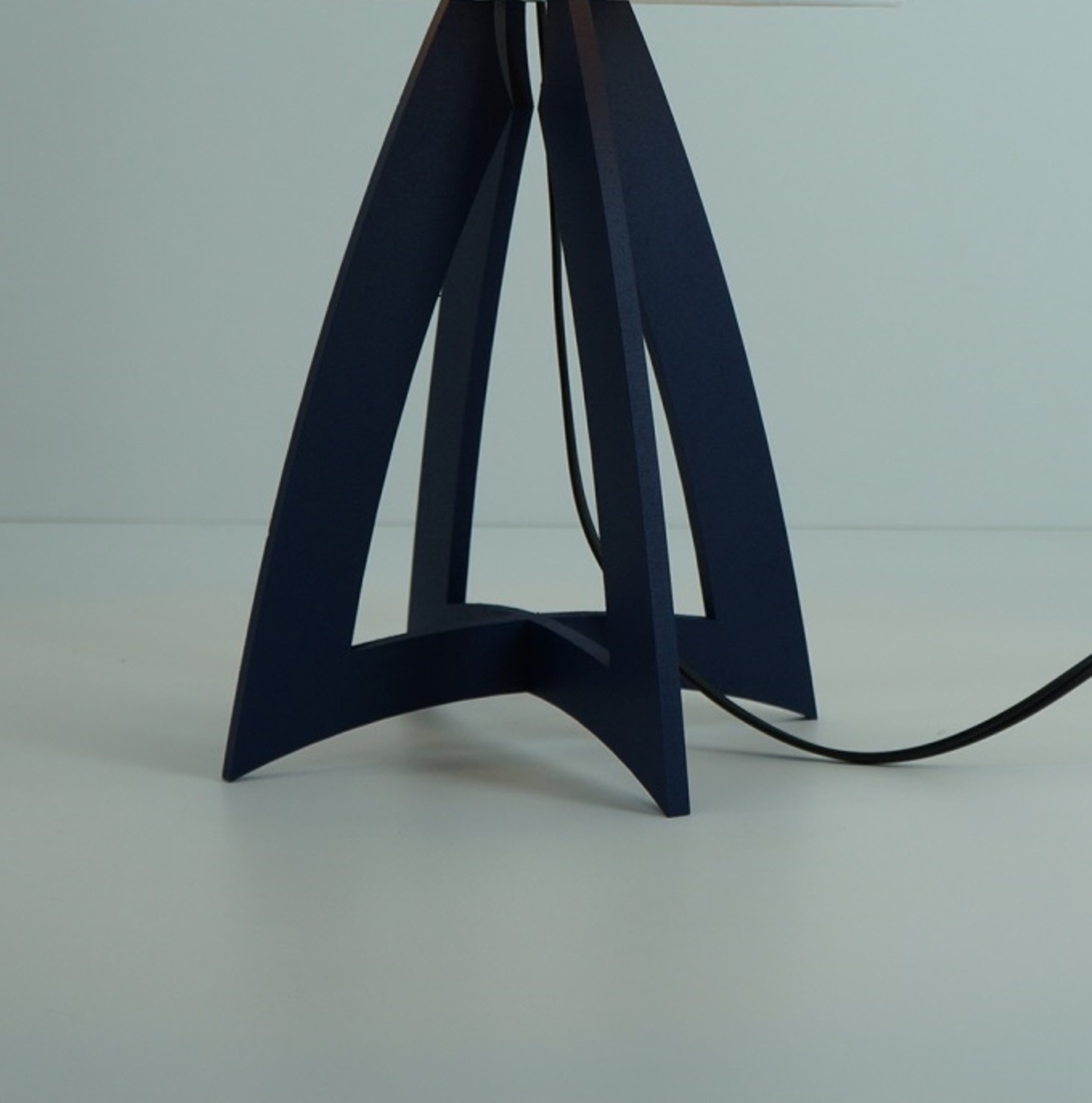 Abajur Chevron Cinza E Branco Com Base Azul Marinho