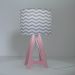 Abajur Chevron Cinza E Branco Com Base Rosa Bebê