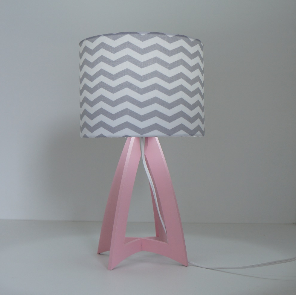 Abajur Chevron Cinza E Branco Com Base Rosa Bebê