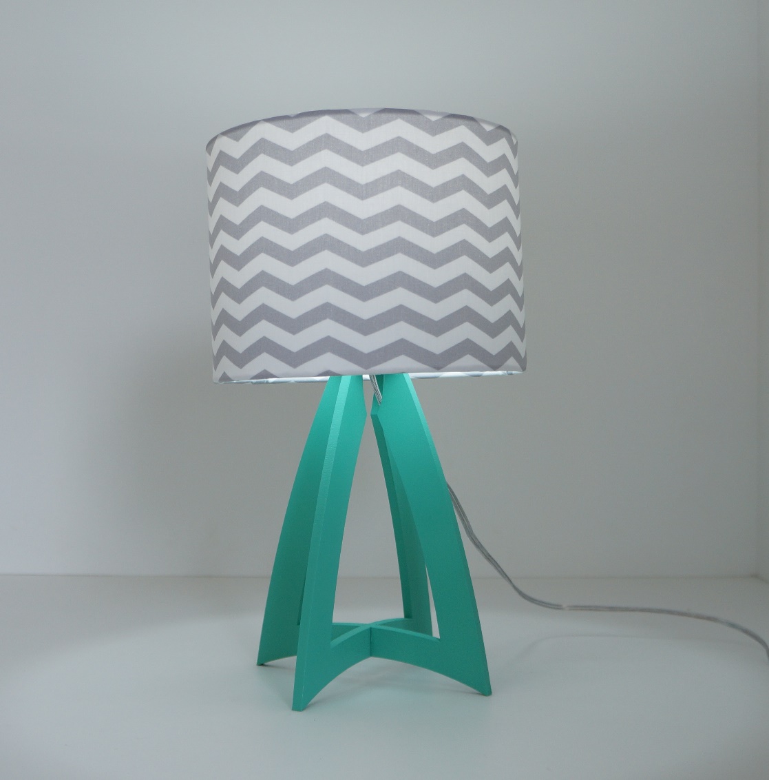 Abajur Chevron Cinza E Branco Com Base Verde Menta