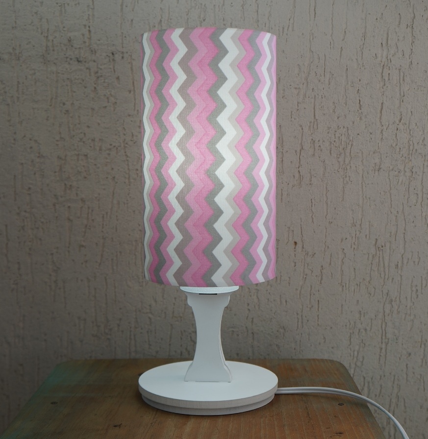 Abajur Cilíndrico Base Branca e Cúpula Chevron Rosa, Cinza e Branca Bivolt