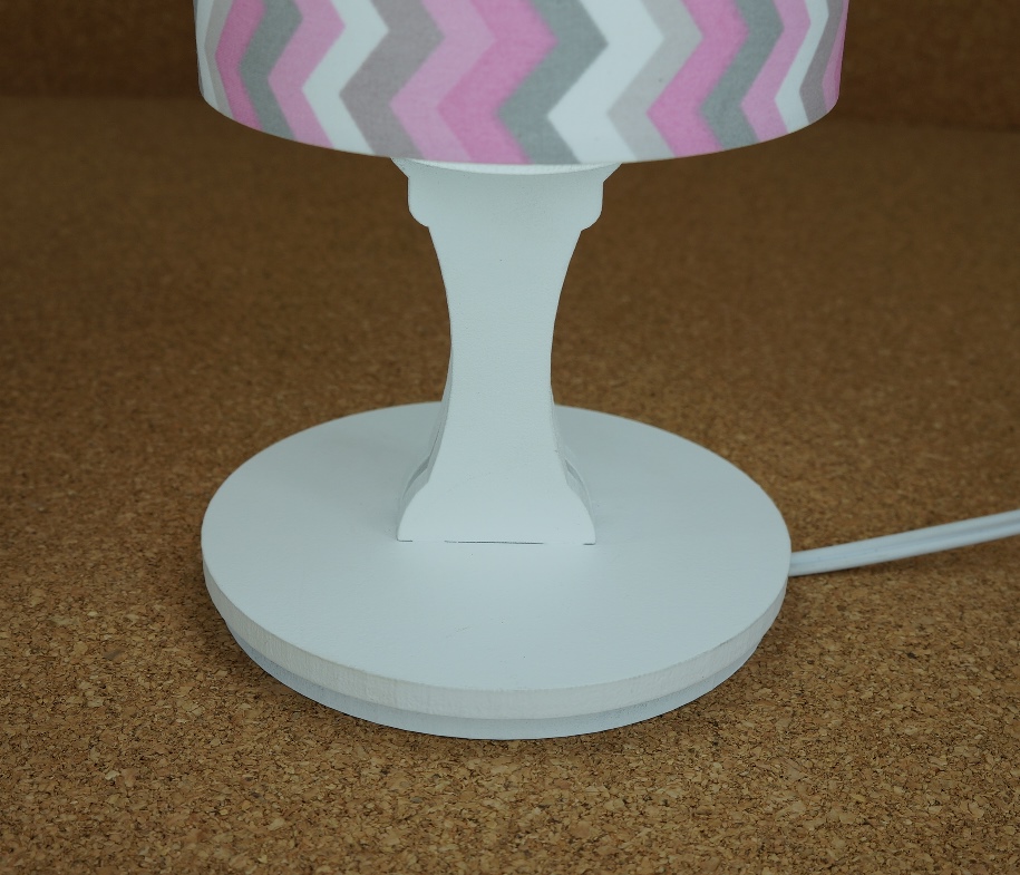 Abajur Cilíndrico Base Branca e Cúpula Chevron Rosa, Cinza e Branca Bivolt