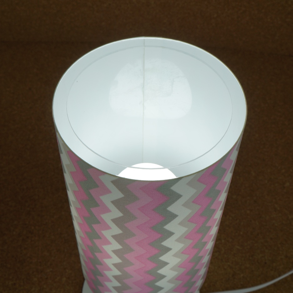 Abajur Cilíndrico Base Branca e Cúpula Chevron Rosa, Cinza e Branca Bivolt