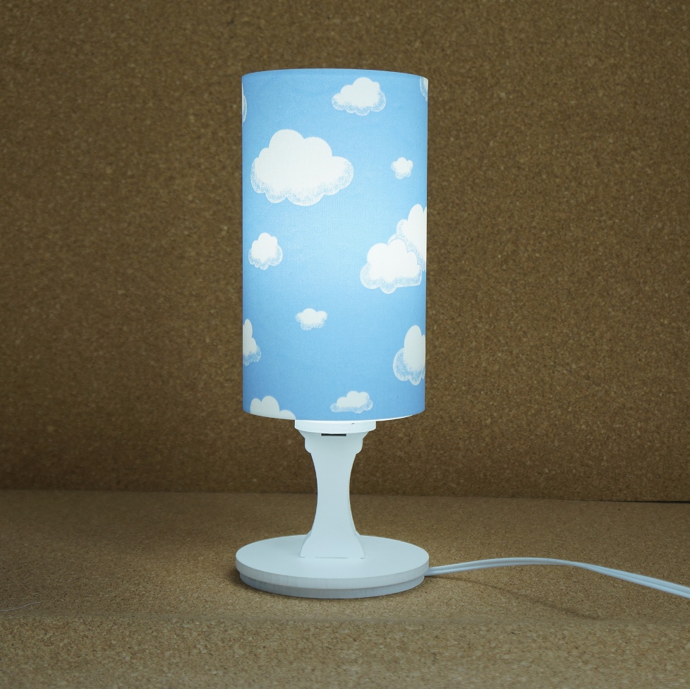 Abajur Cilíndrico Base Branca e Cúpula Tecido Nuvens Azul e Branca Bivolt