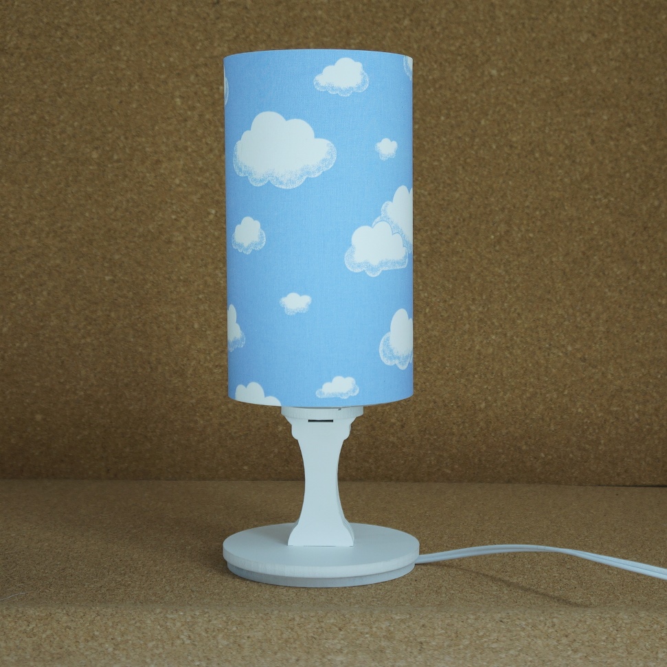 Abajur Cilíndrico Base Branca e Cúpula Tecido Nuvens Azul e Branca Bivolt