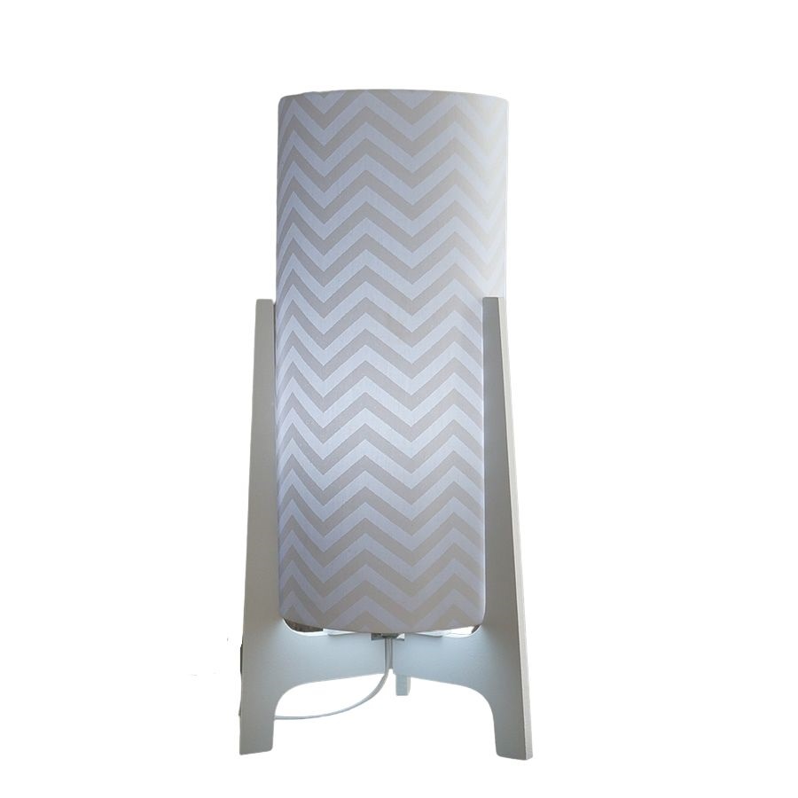 Abajur Tripé Madeira Branca e Cúpula Chevron Branco 32 cm x 15 cm
