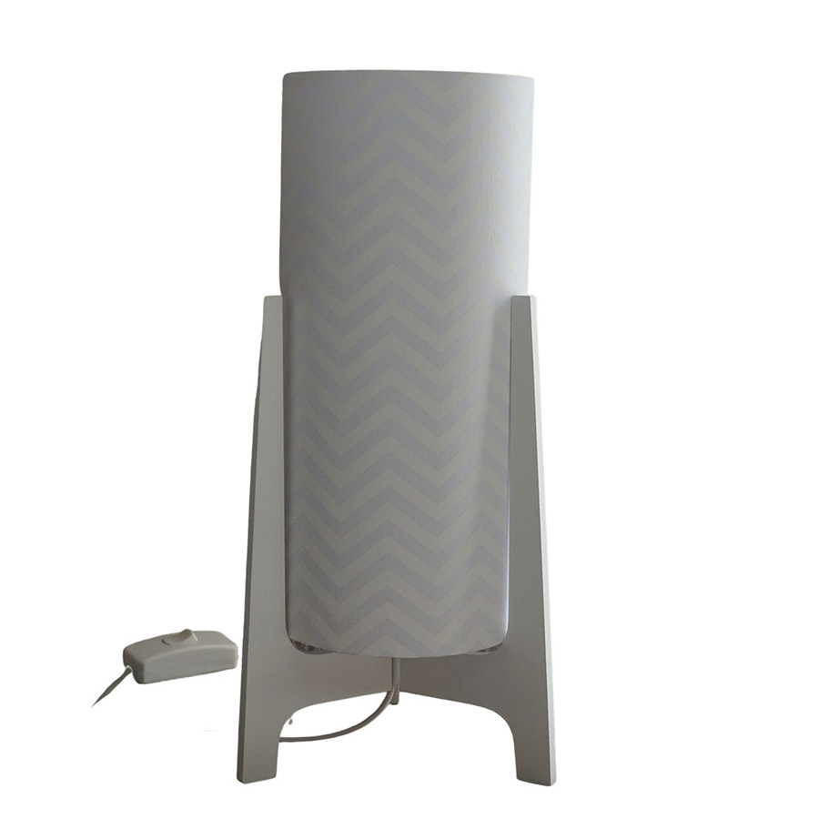 Abajur Tripé Madeira Branca e Cúpula Chevron Branco 32 cm x 15 cm