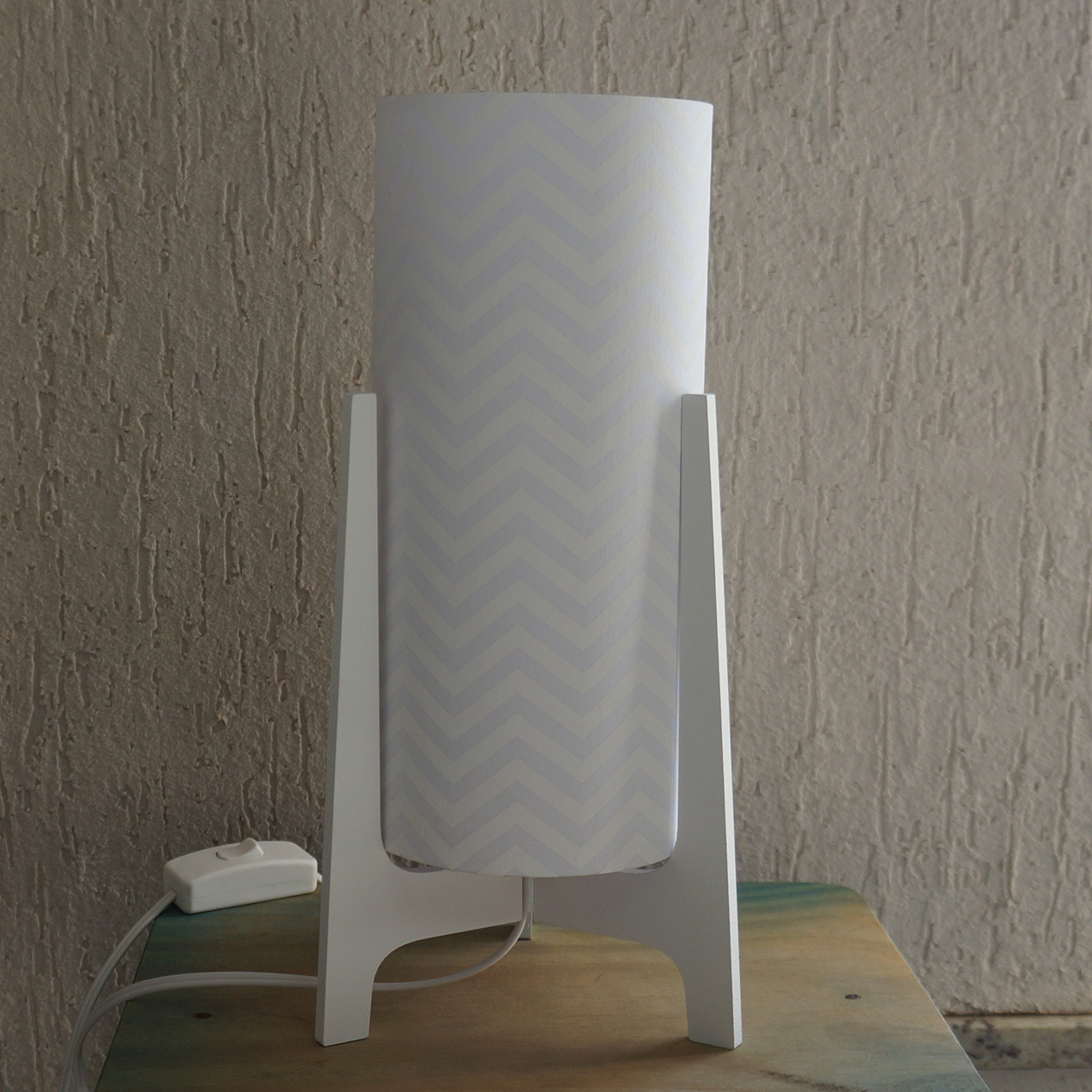 Abajur Tripé Madeira Branca e Cúpula Chevron Branco 32 cm x 15 cm