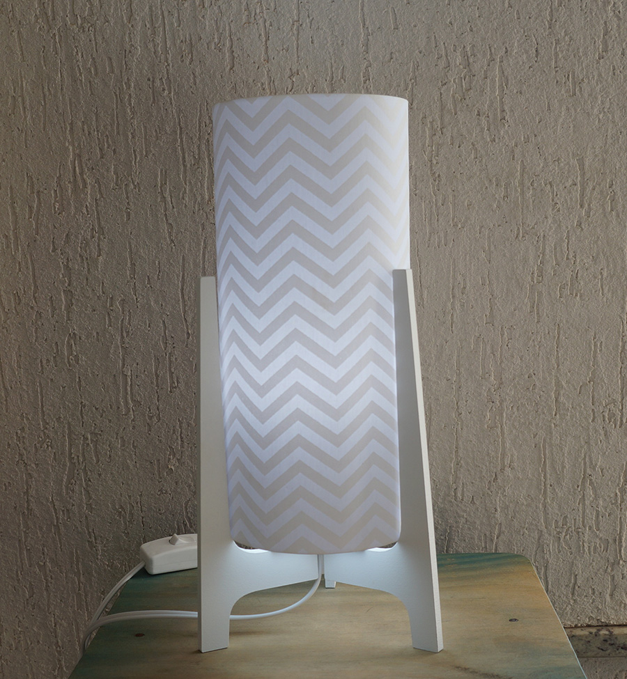 Abajur Tripé Madeira Branca e Cúpula Chevron Branco 32 cm x 15 cm