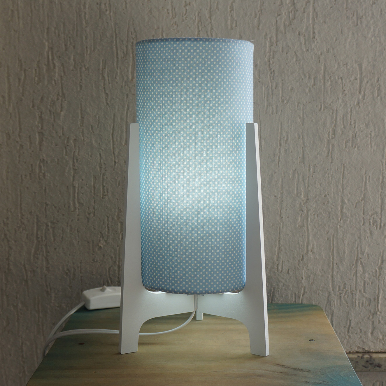 Abajur Tripé Madeira Branca e Cúpula Poá Azul e Branco 32 cm x 15 cm