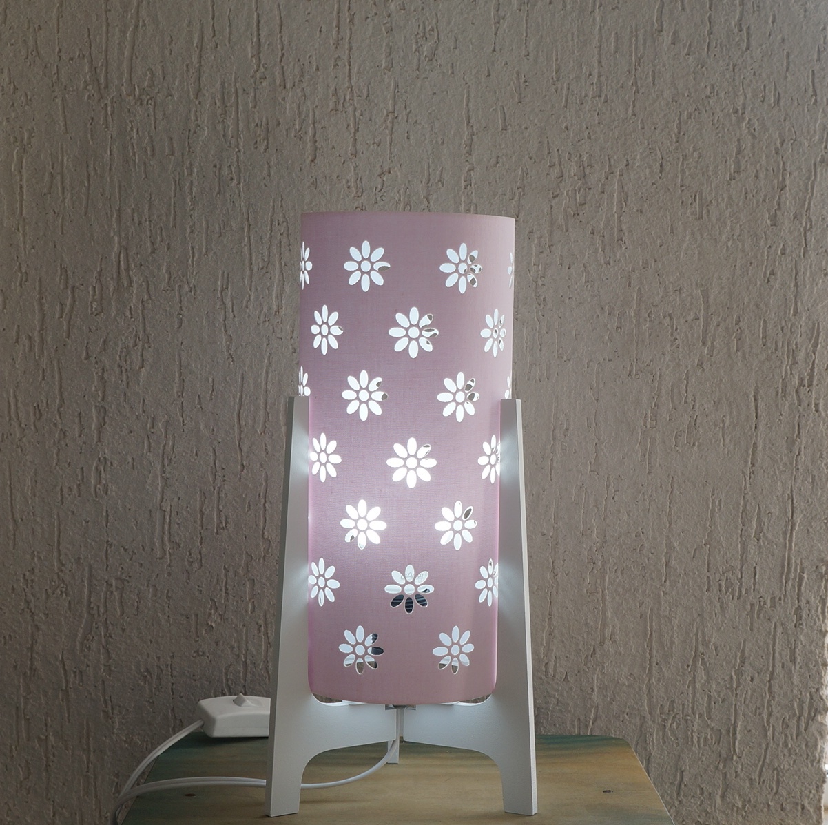 Abajur Tripé Madeira Branca e Cúpula Tecido Rosa Vazado 32 cm x 15 cm