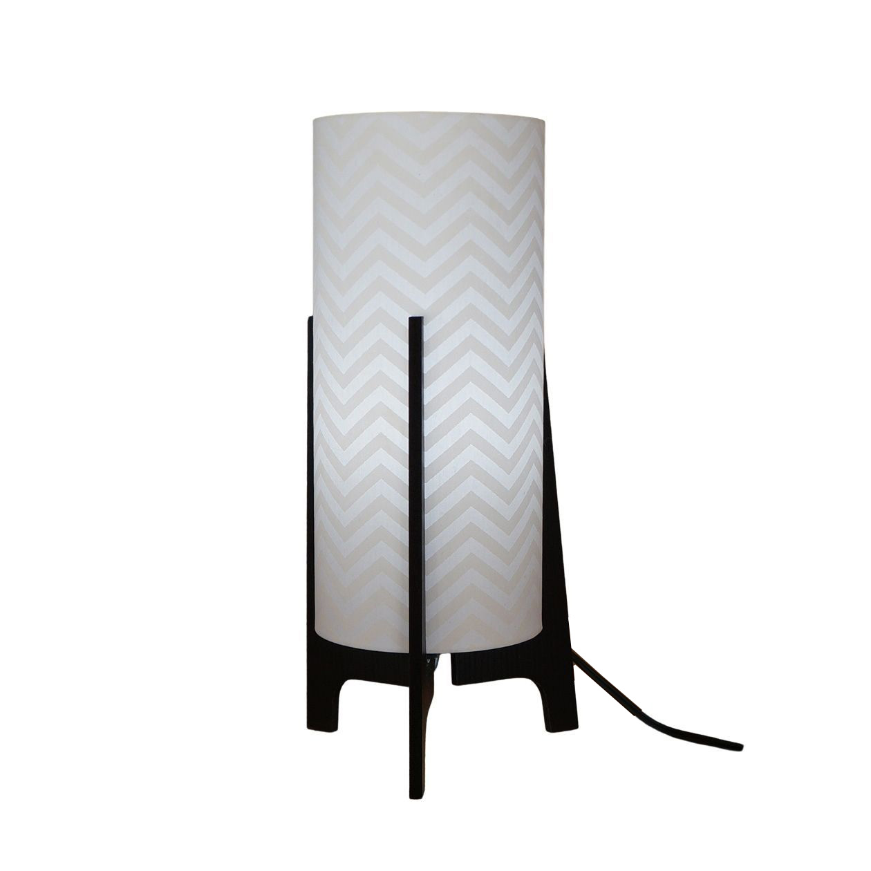 Abajur Tripé Madeira Preta e Cúpula Chevron Branco 32 cm x 15 cm