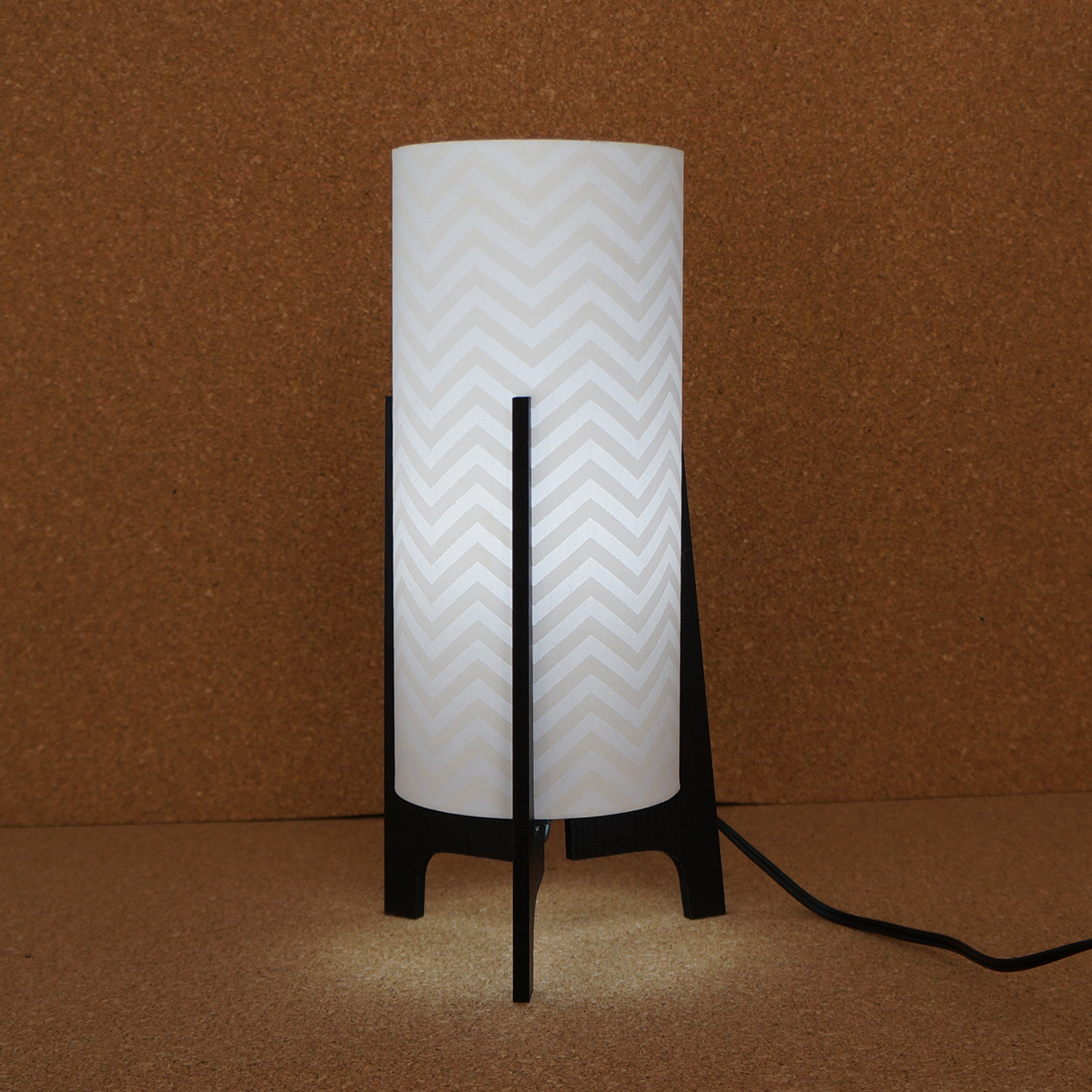 Abajur Tripé Madeira Preta e Cúpula Chevron Branco 32 cm x 15 cm