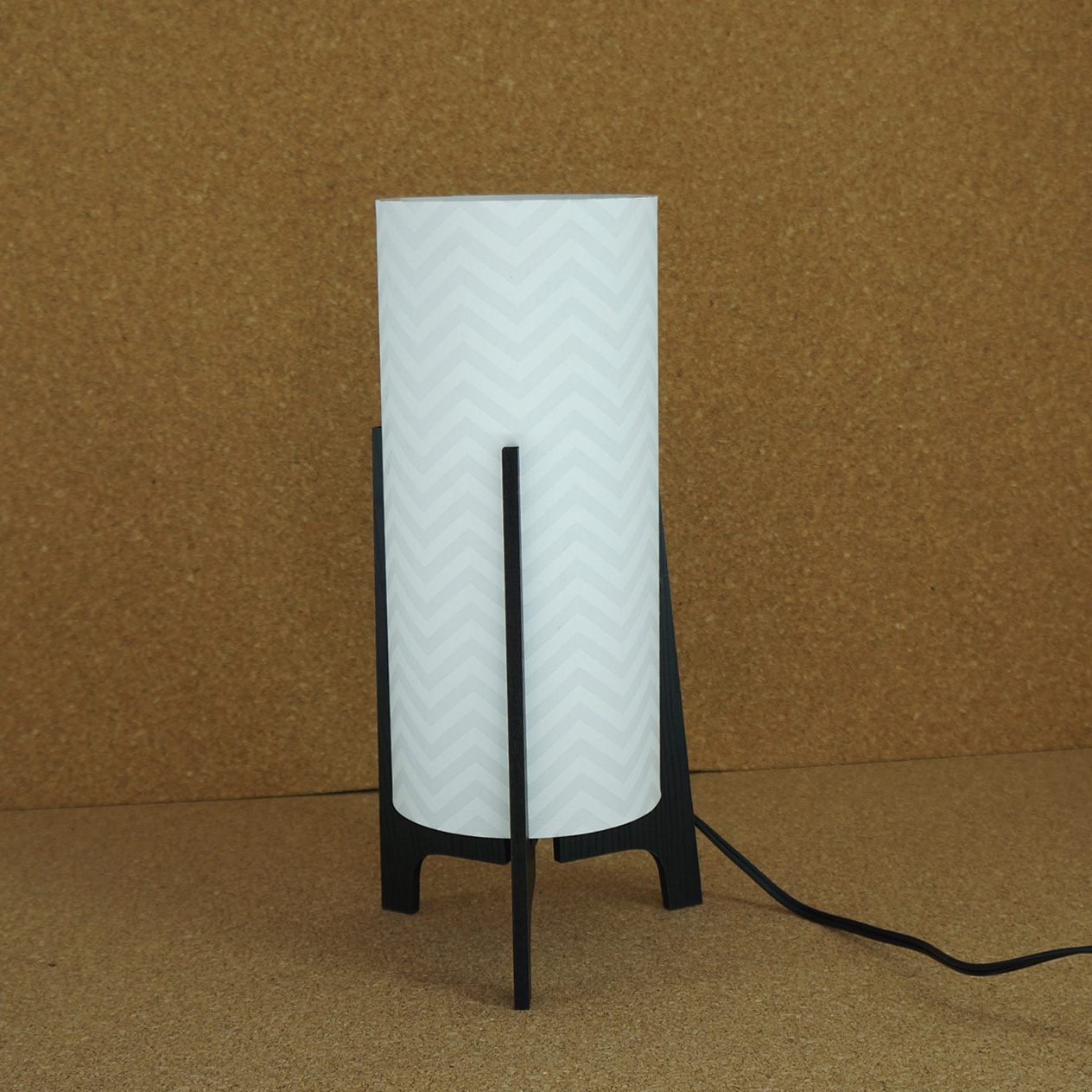 Abajur Tripé Madeira Preta e Cúpula Chevron Branco 32 cm x 15 cm