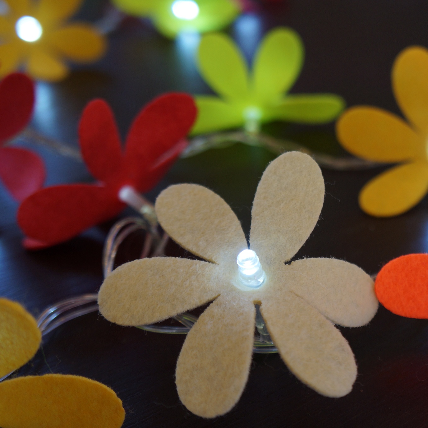 Cordão Luminoso Luz de Fada Flores Feltro Colorido 110v