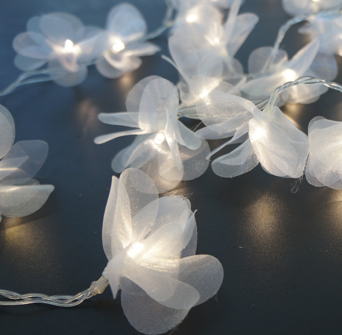 Cordão Luminoso Luz de Fada Organza Pompom Branco 110v