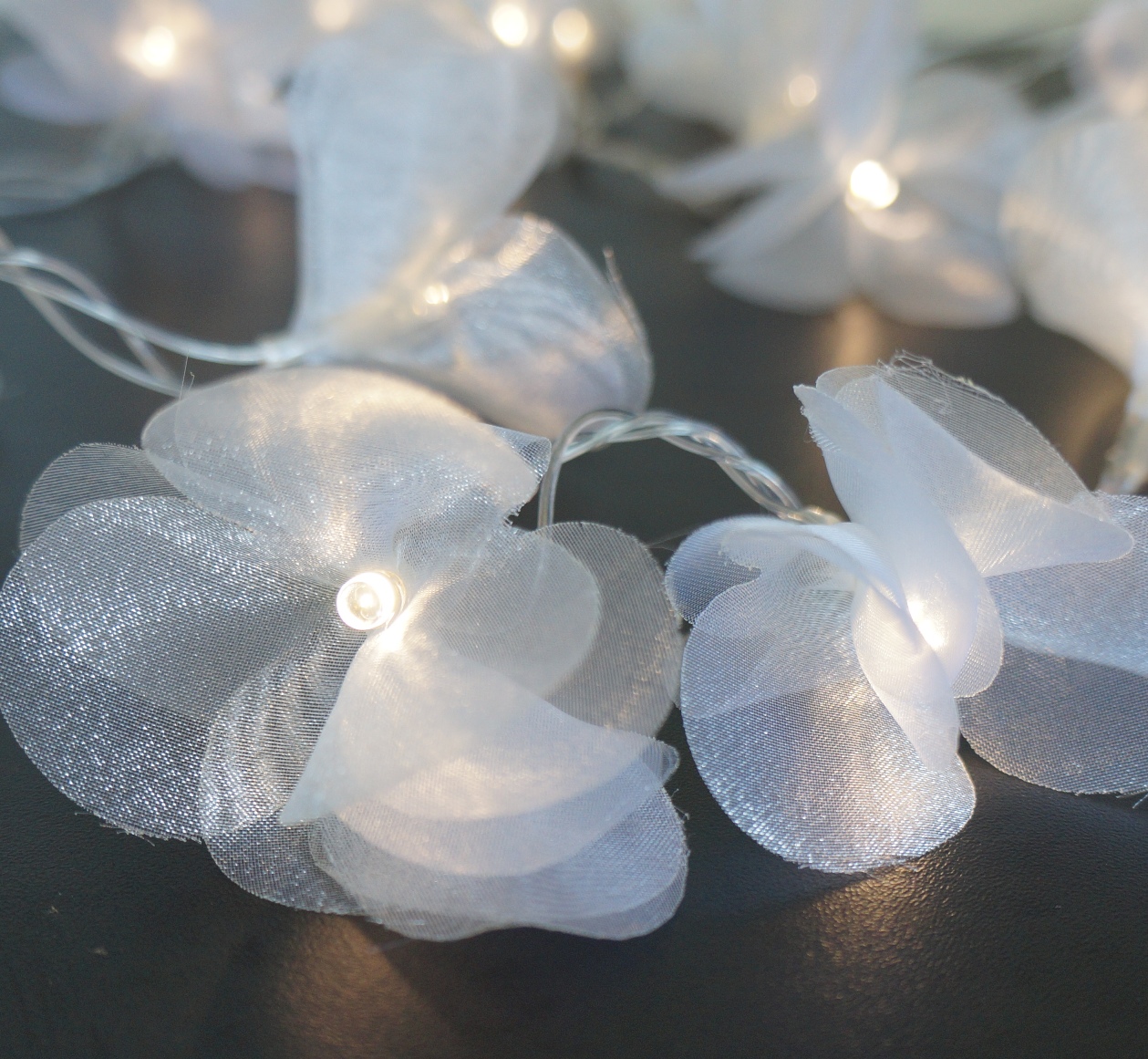Cordão Luminoso Luz de Fada Organza Pompom Branco 110v
