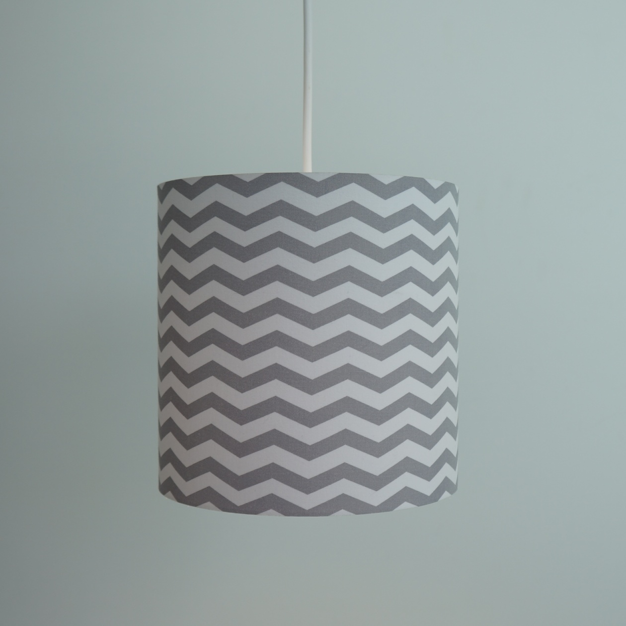 Luminária Pendente Chevron Cinza e Branco