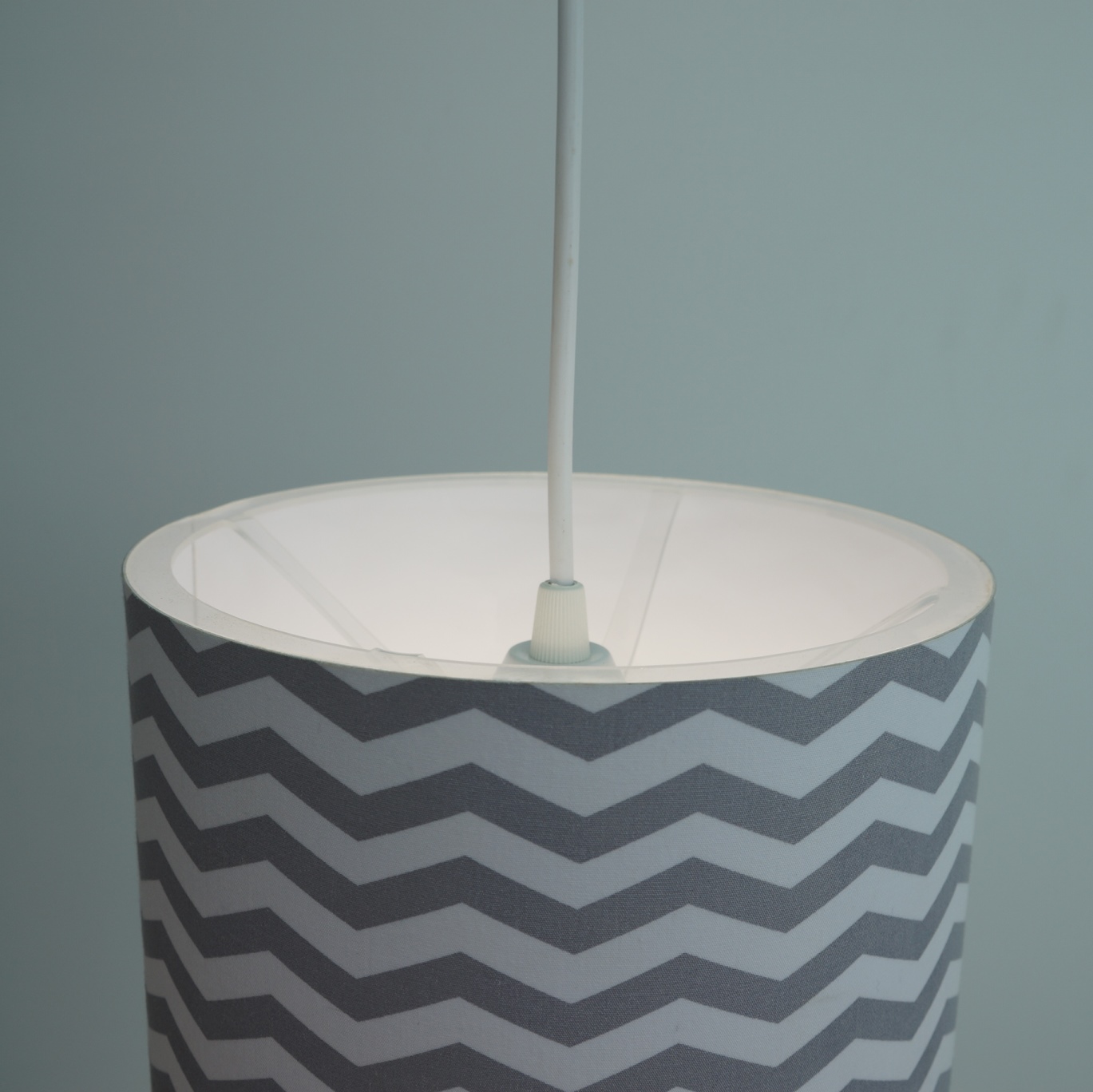 Luminária Pendente Chevron Cinza e Branco