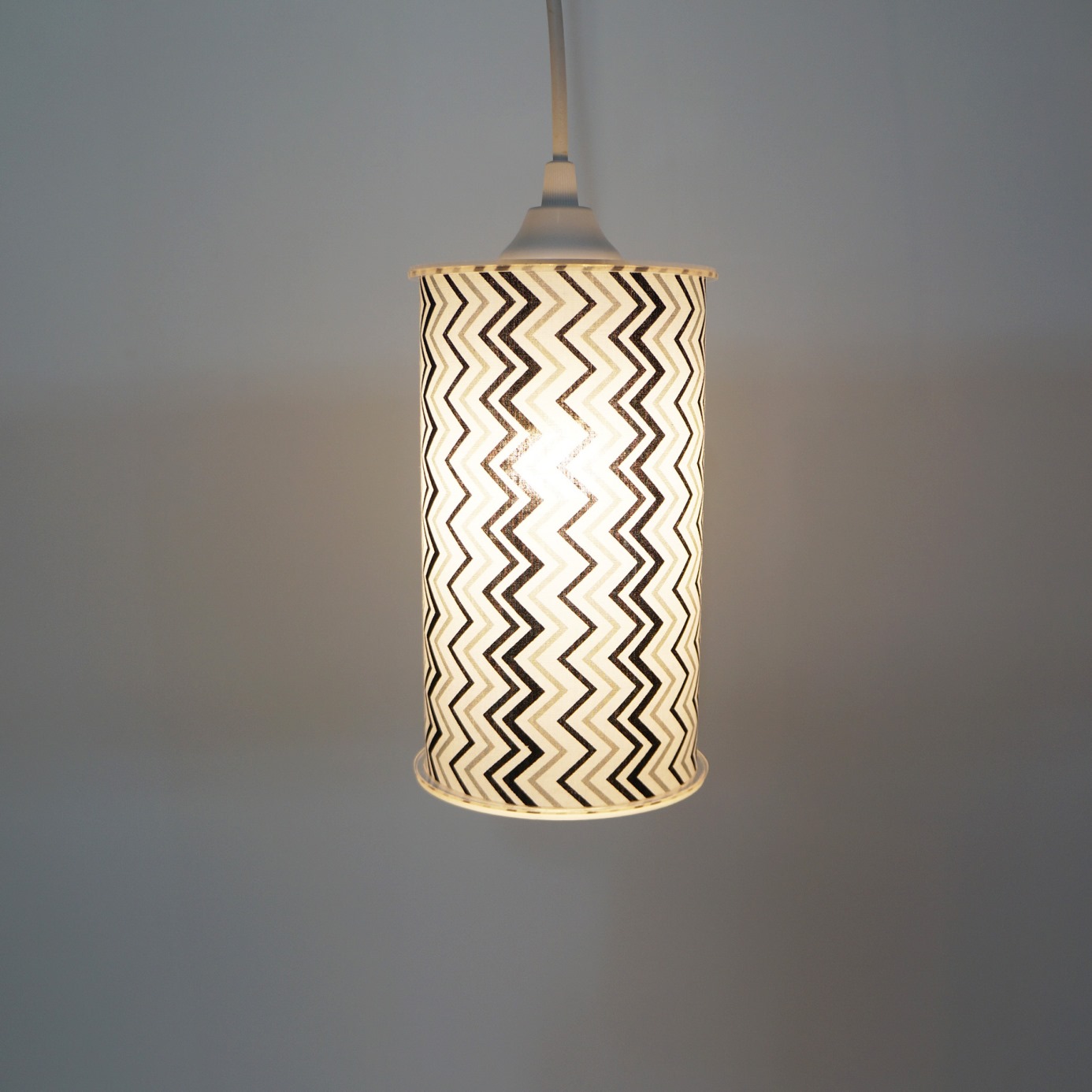 Luminária Pendente Cilíndrica Chevron Branca, Cinza e Preta