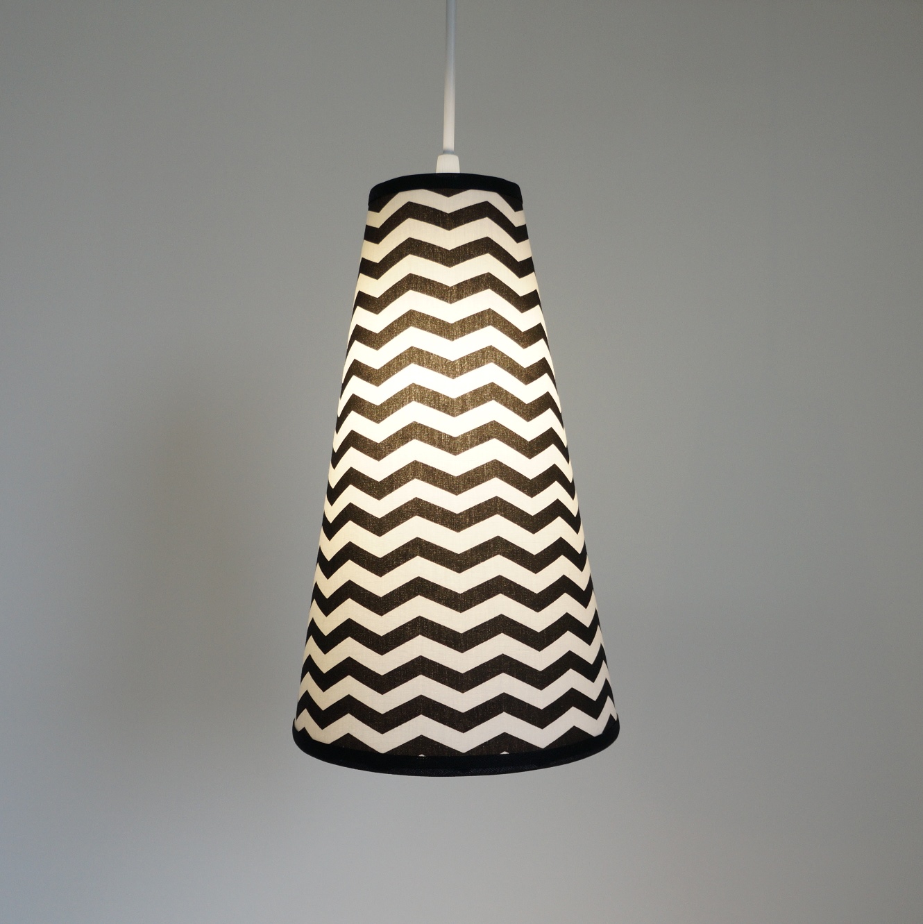 Luminária Pendente Revestida com Tecido Chevron Preto e Branco