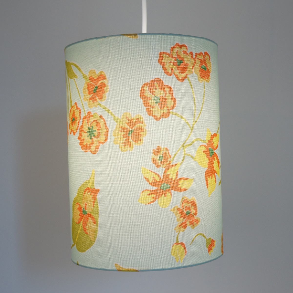 Luminária Pendente Revestida com Tecido Floral Verde e Laranja