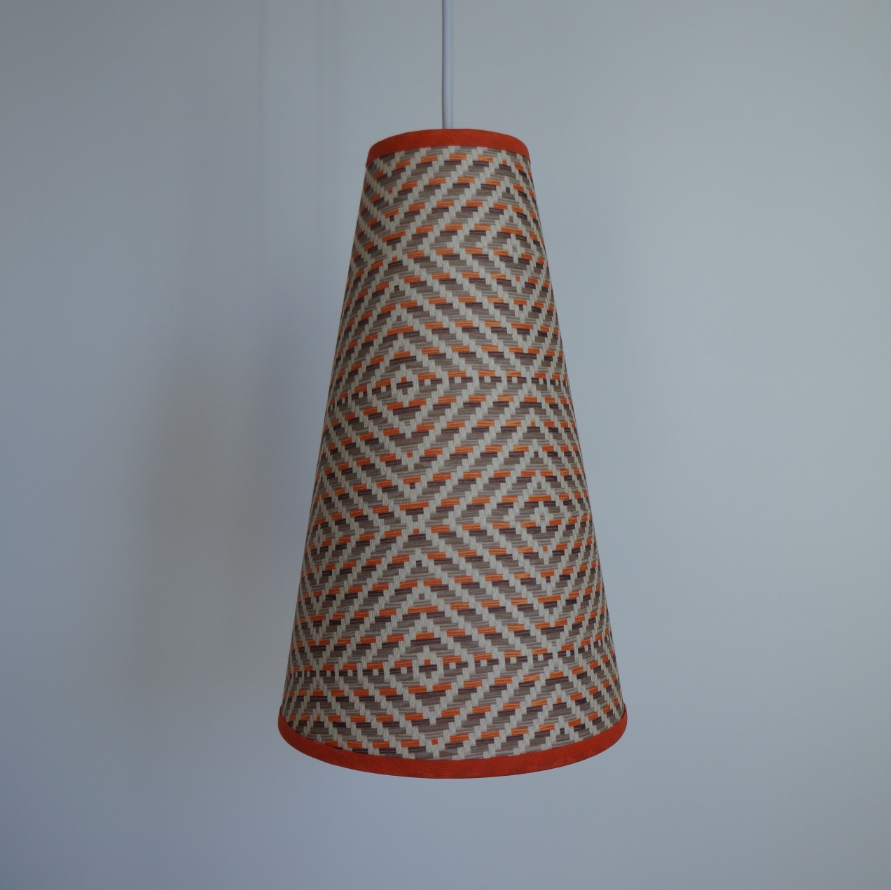 Luminária Pendente Tecido Estampado Laranja e Bege