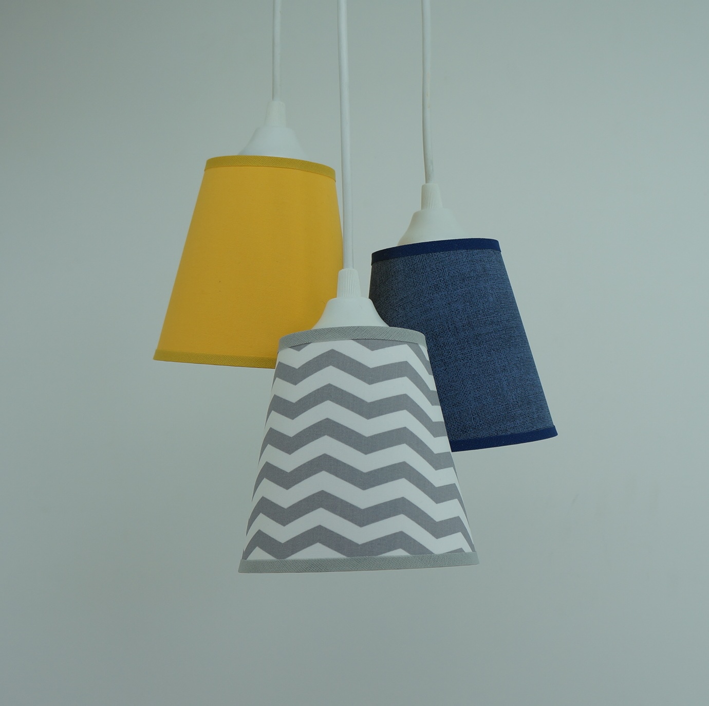 Lustre Infantil 3 Cúpulas Chevron Cinza, Jeans e Amarelo