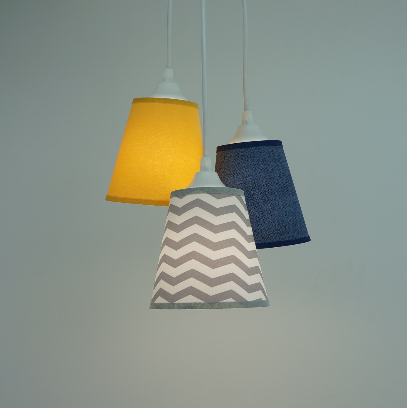 Lustre Infantil 3 Cúpulas Chevron Cinza, Jeans e Amarelo