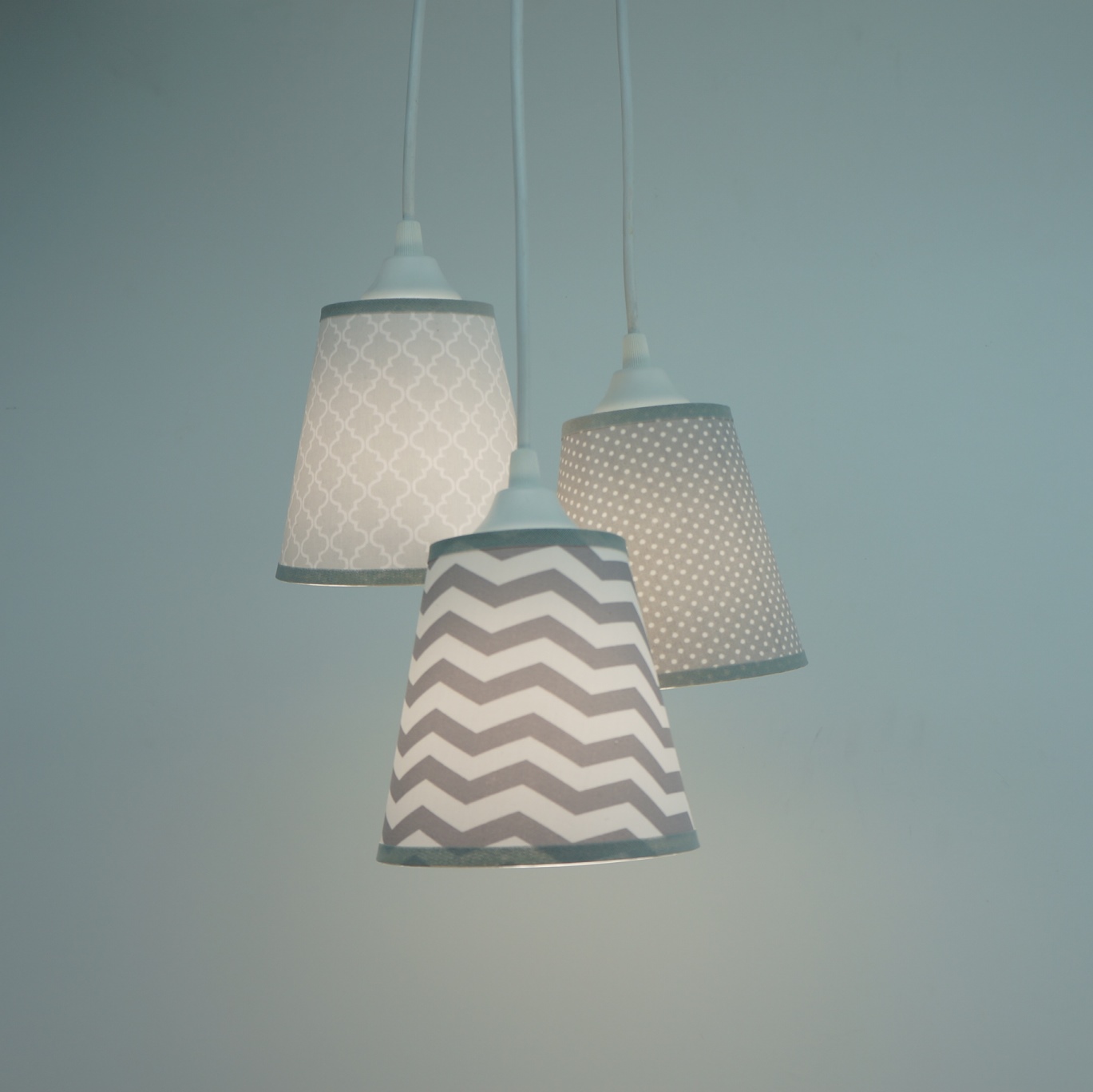 Lustre Pendente 3 Cúpulas Chevron e Arabescos Cinza e Branco