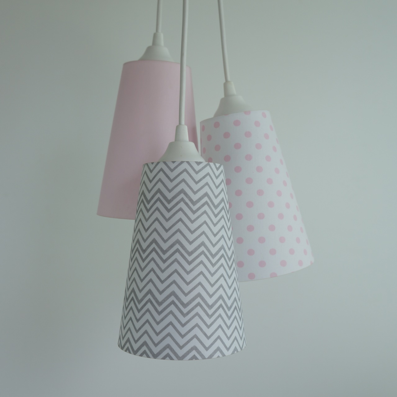 Lustre Pendente 3 Cúpulas Menina Poá e Chevron Rosa e Branco