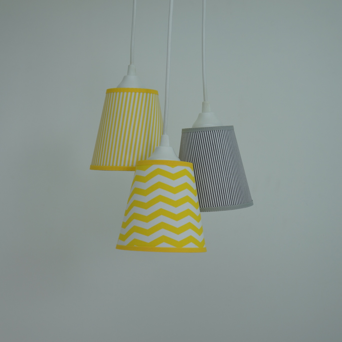 Lustre Pendente 3 Cúpulas Quarto de Bebê Chevron Amarelo e Cinza