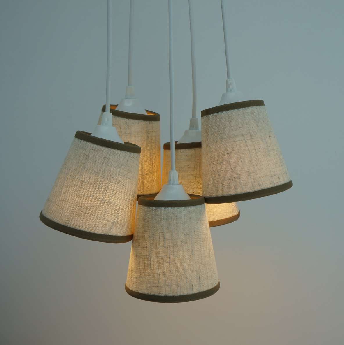 Lustre Pendente 5 Cúpulas Linho Bege e Bordas em Marrom