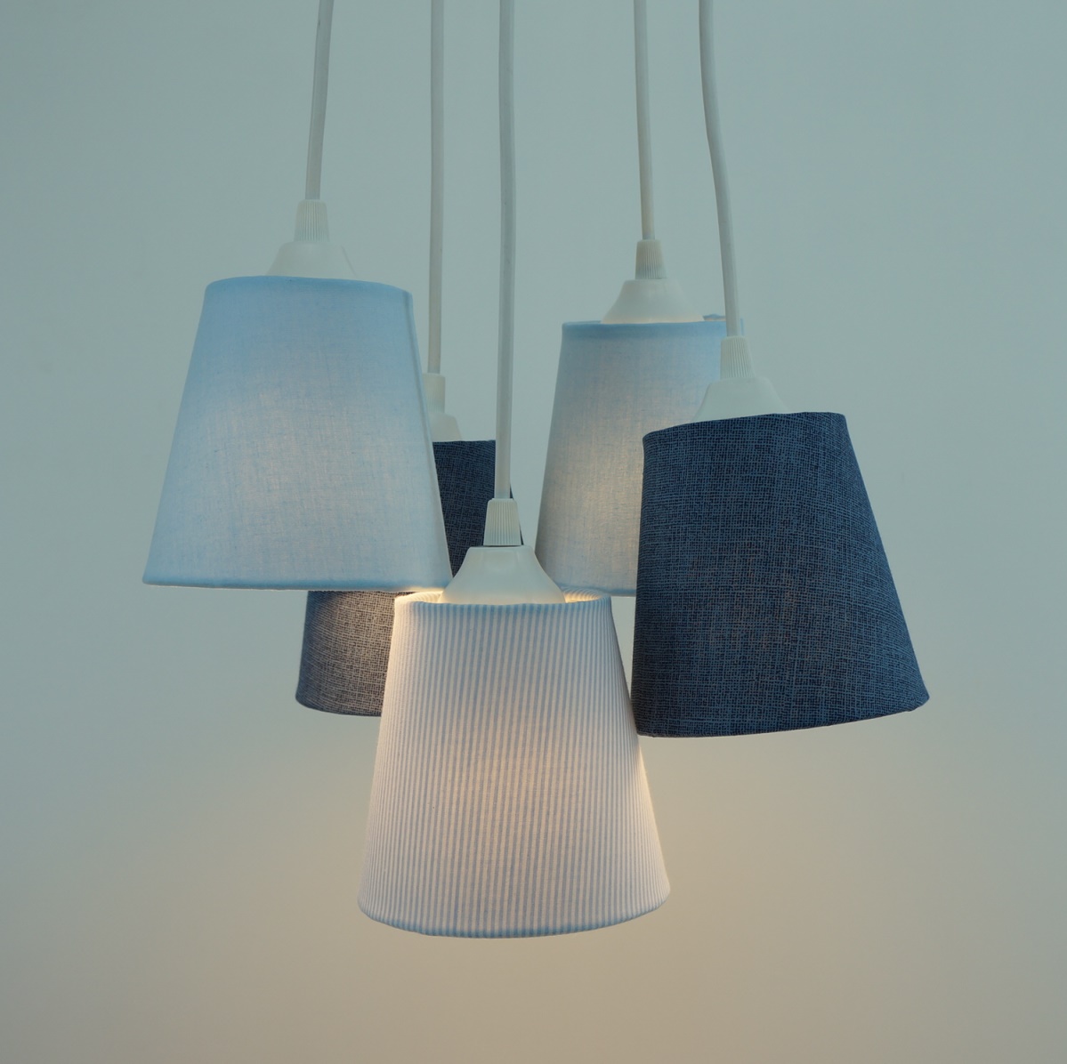 Lustre Pendente 5 Cúpulas Quarto de Menino Azul e Branco