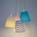 Lustre Pendente Bebê Cacho Chevron Cinza, Rosa, Azul e Amarelo