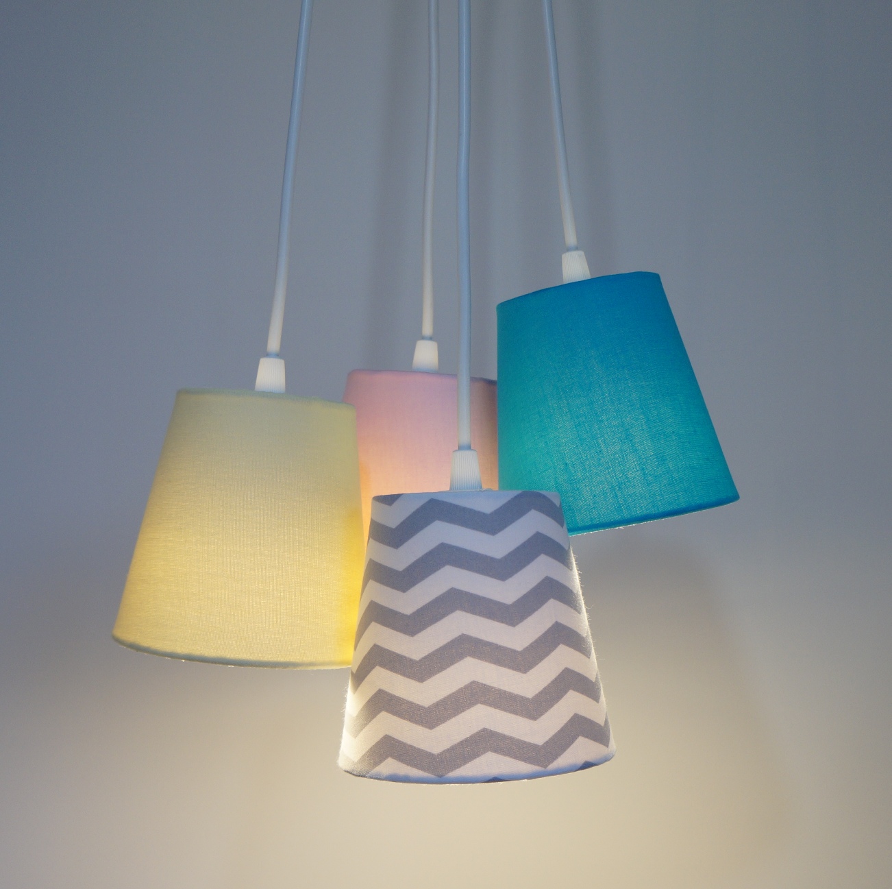 Lustre Pendente Bebê Cacho Chevron Cinza, Rosa, Azul e Amarelo