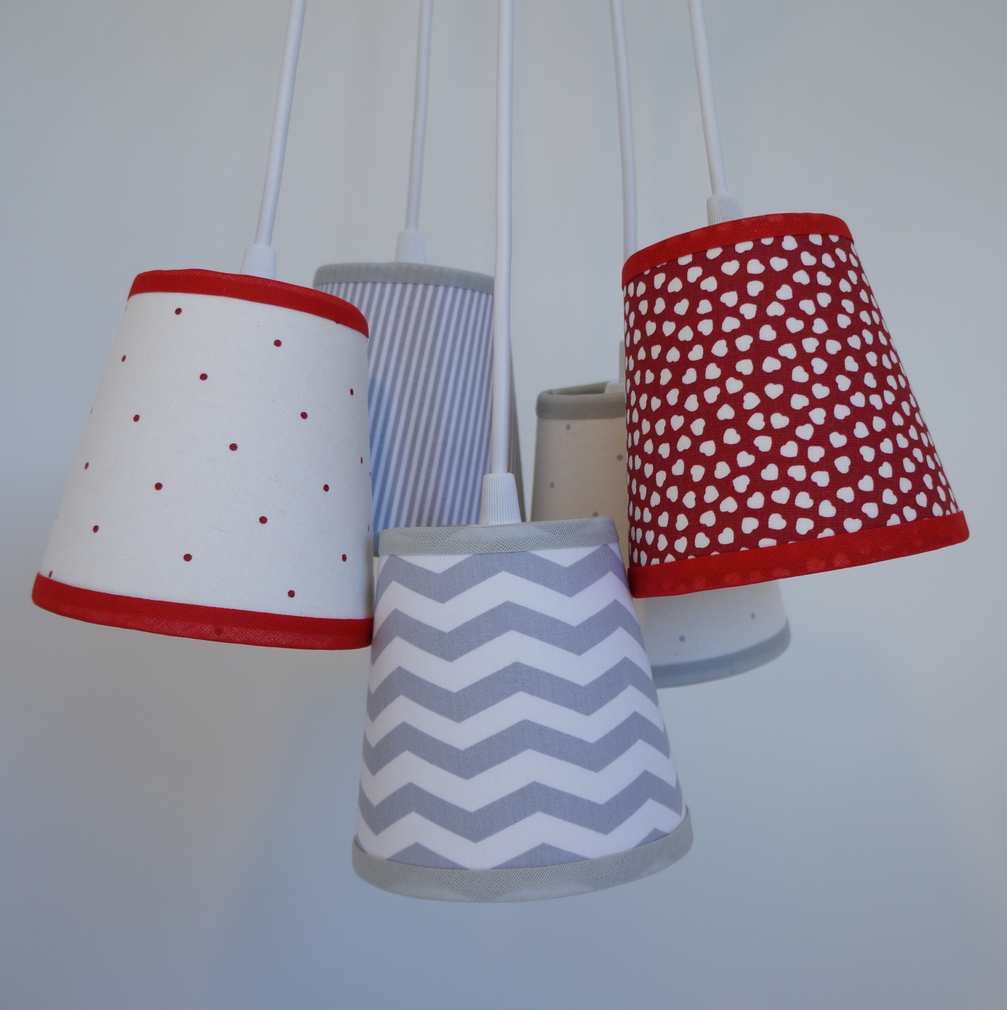 Lustre Pendente Bebê Chevron Cinza e Vermelho