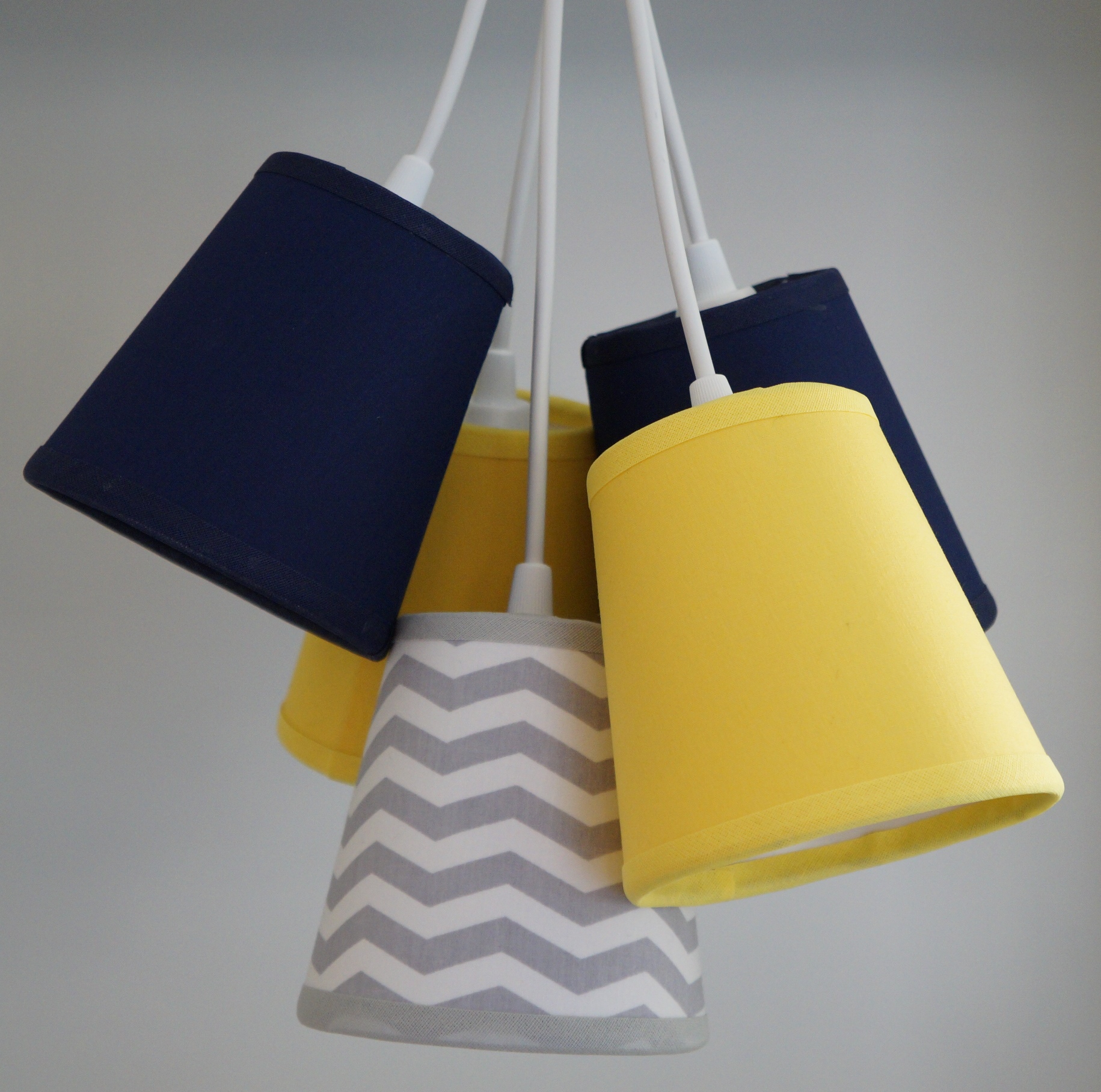 Lustre Pendente Bebê Chevron Cinza, Amarelo e Azul Marinho
