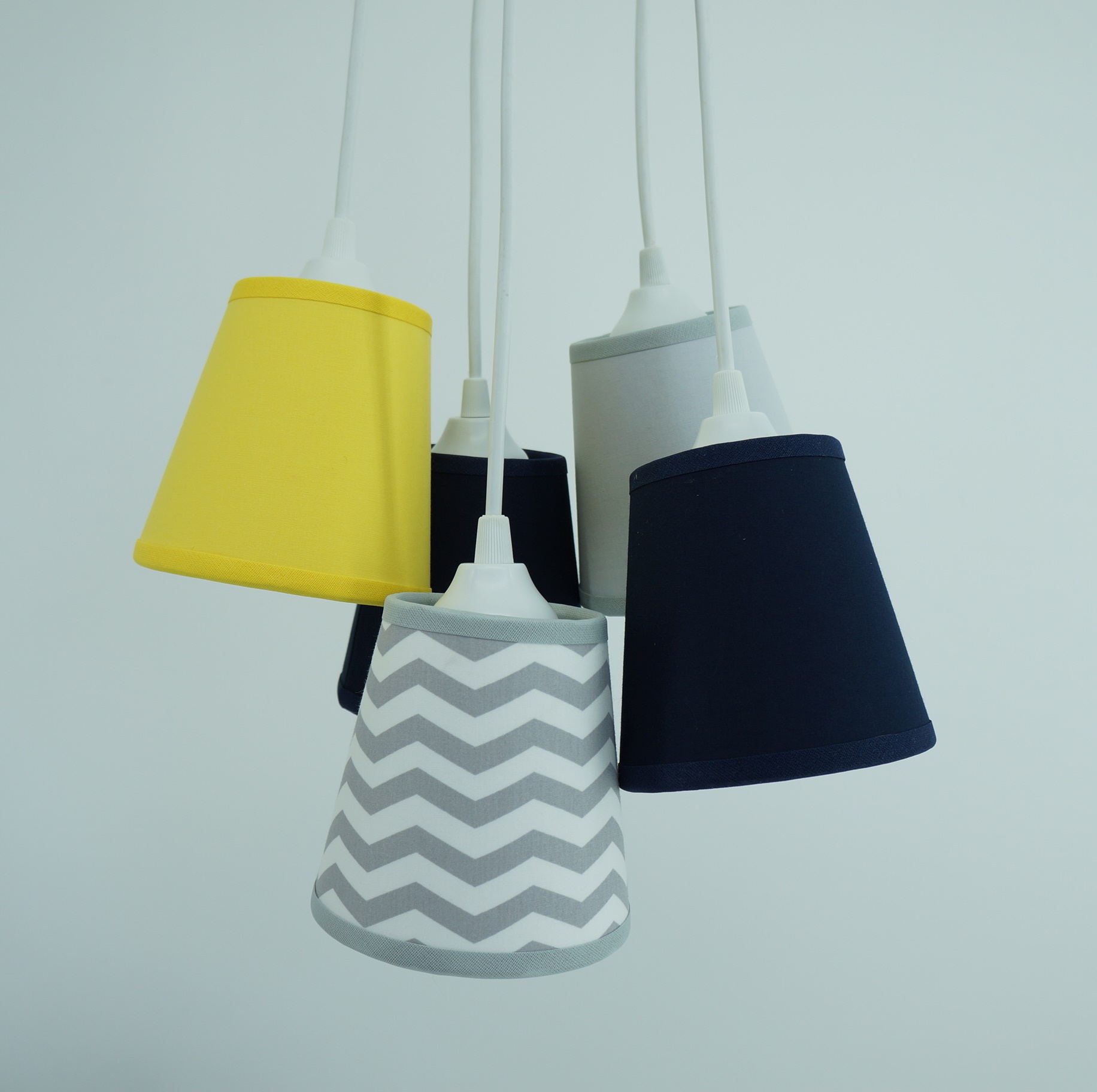Lustre Pendente Bebê Chevron Cinza, Amarelo e Azul Marinho
