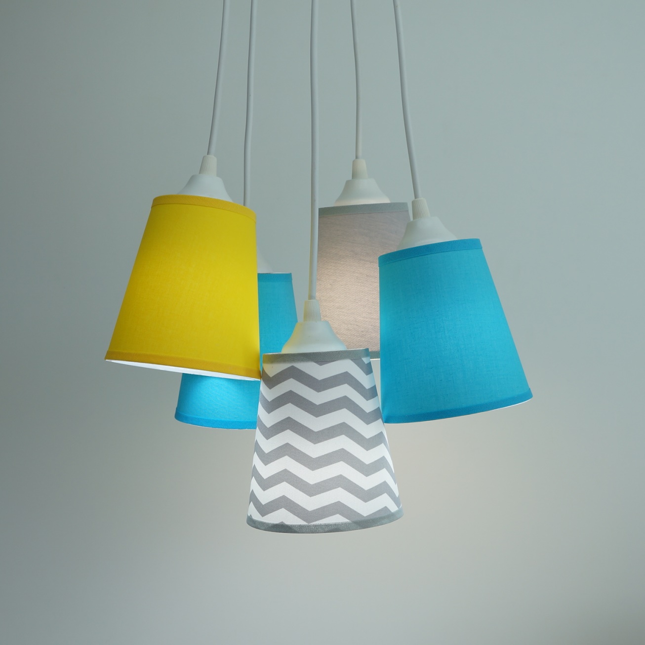 Lustre Pendente Bebê Chevron Cinza, Amarelo e Turquesa