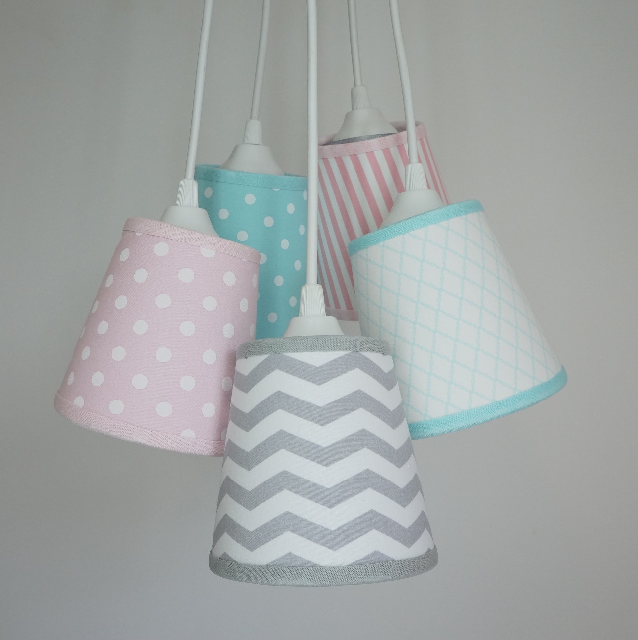 Lustre Pendente Bebê Chevron Cinza, Rosa e Verde Água