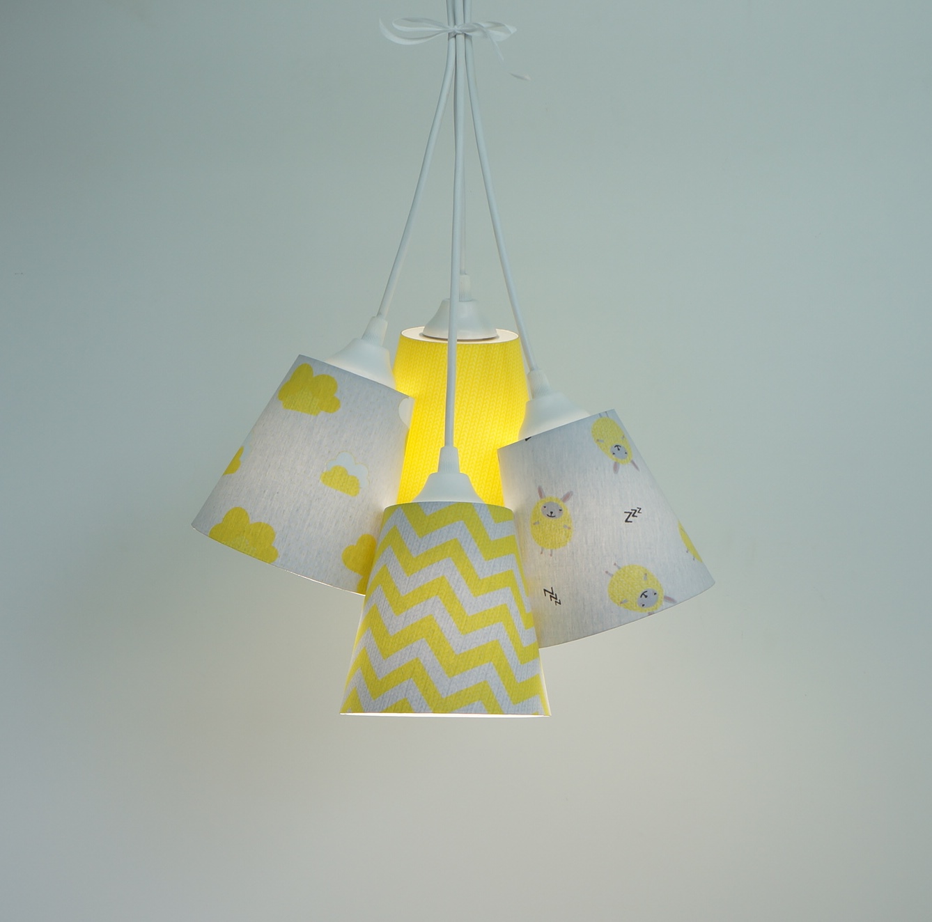 Lustre Pendente Bebê Nuvens e Carneirinhos Cinza e Amarelo