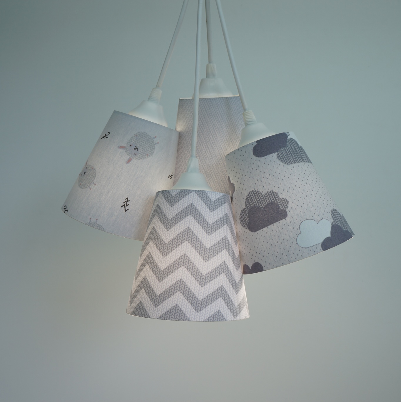 Lustre Pendente Bebê Nuvens e Carneirinhos Cinza e Branco