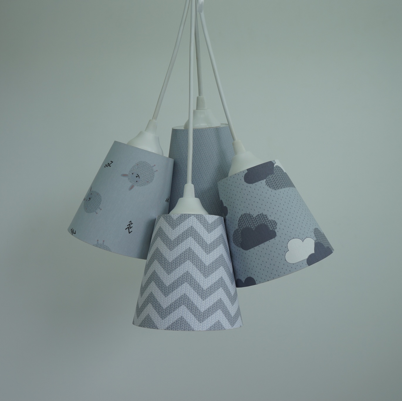 Lustre Pendente Bebê Nuvens e Carneirinhos Cinza e Branco