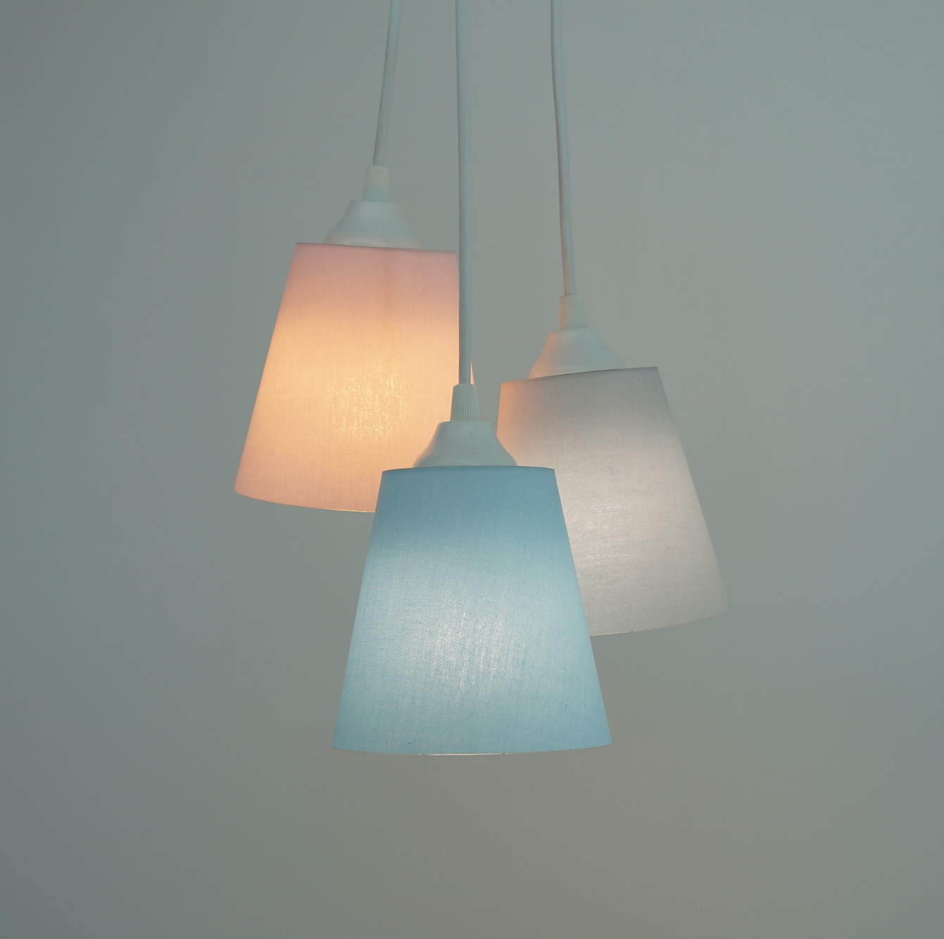 Lustre Pendente Bebê Triplo Azul, Rosa e Cinza