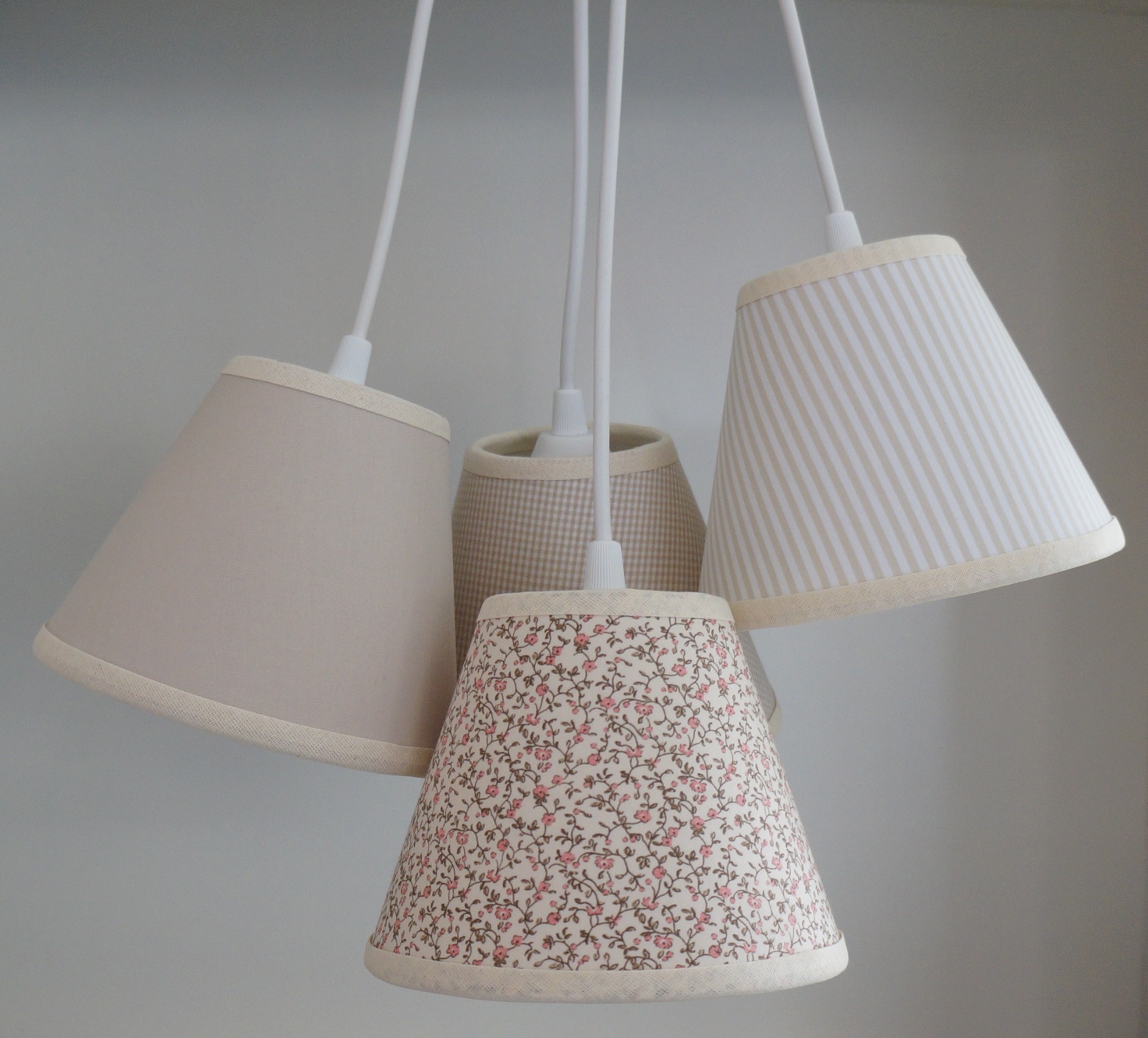 Lustre Pendente Cacho 4 Cúpulas Tons de Bege