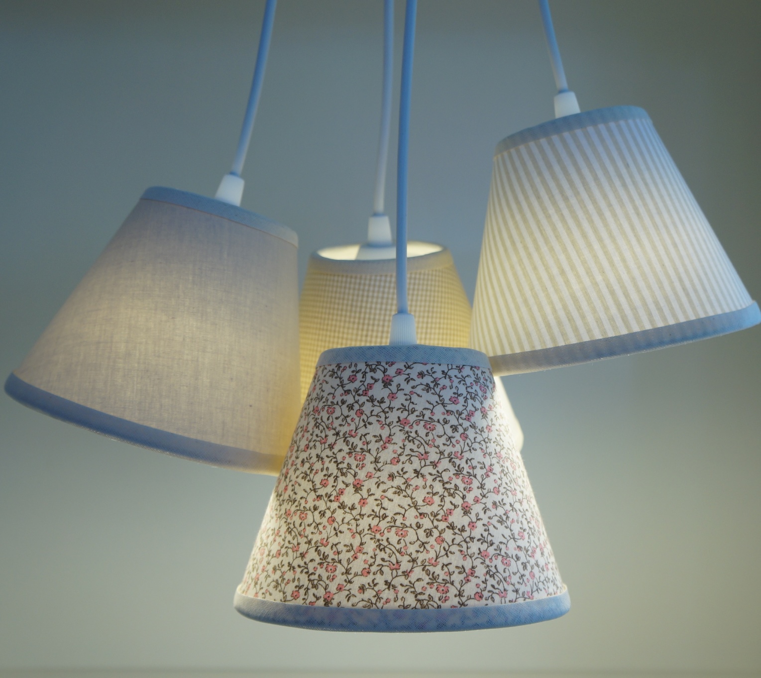 Lustre Pendente Cacho 4 Cúpulas Tons de Bege