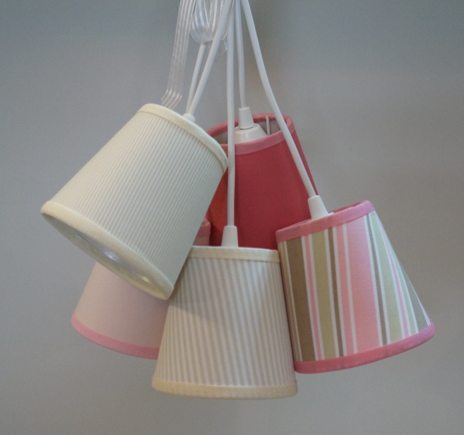 Lustre Pendente Cacho 5 Cúpulas Menina Rosa e Bege
