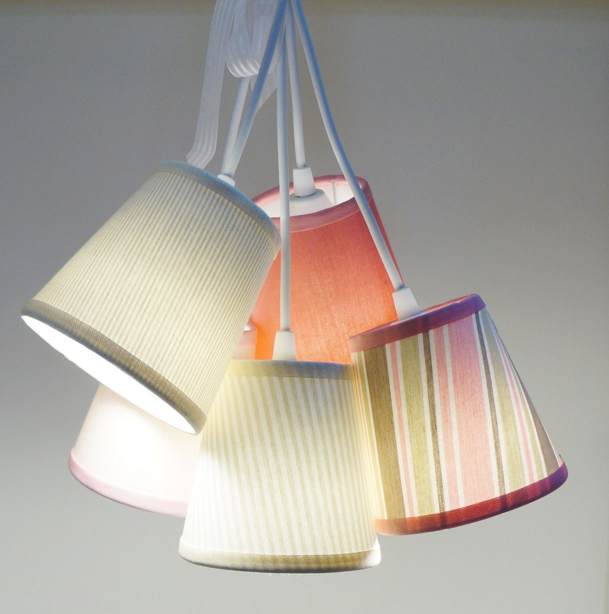 Lustre Pendente Cacho 5 Cúpulas Menina Rosa e Bege