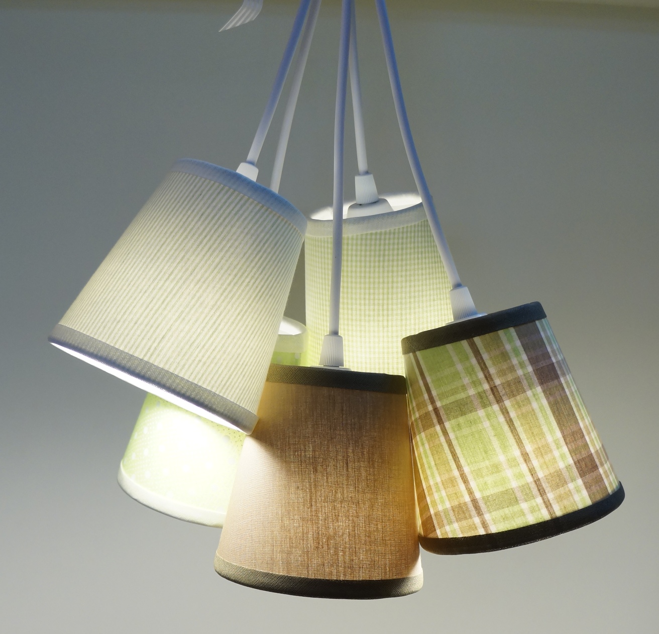 Lustre Pendente Cacho Bebê Tons de Verde e Bege